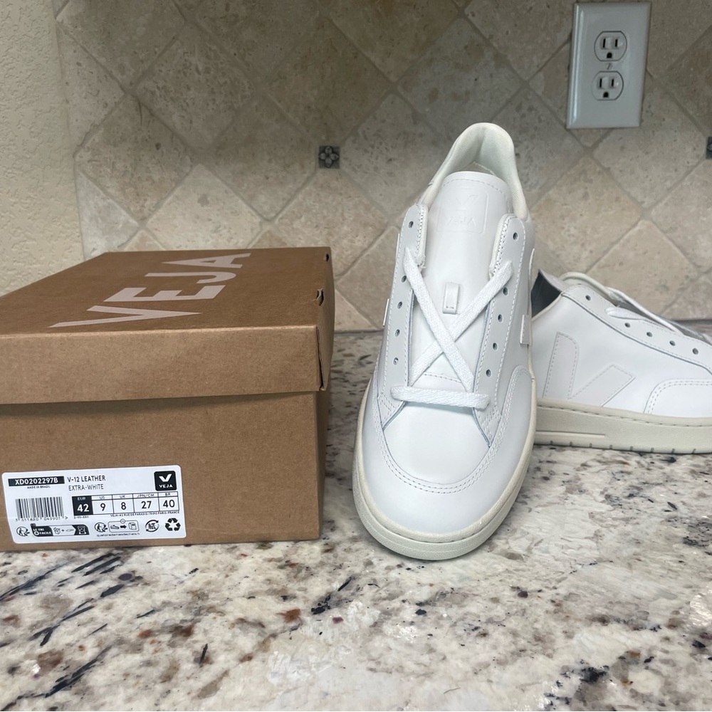 BRAND NEW white Vejas ⭐️